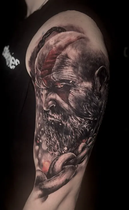 Realistyczny tatuaż Kratosa z God of War w stylu black and grey z czerwonym akcentem, Studio Tatuażu Hypnotic Bielsko-Biała