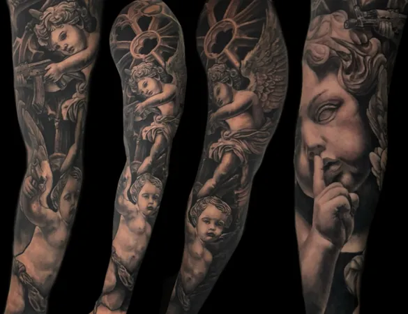 Czarno-biały realistyczny rękaw z uzbrojonymi cherubinami w stylu gangsterskim, Studio Tatuażu Hypnotic Bielsko-Biała